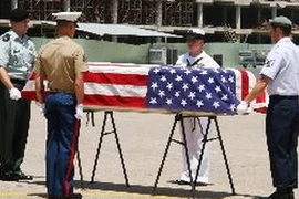 Trao hài cốt quân nhân Mỹ mất tích trong chiến tranh tại Việt Nam. (Ảnh: Văn Sơn/TTXVN)