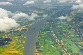 Sông Hậu chảy trên địa bàn hai tỉnh An Giang và Đồng Tháp. (Ảnh minh họa: Duy Khương/TTXVN)