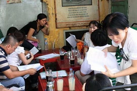 Nhóm khách hàng mua căn hộ cao cấp Royal soạn thảo đơn kiện chủ đầu tư dự án. (Ảnh: Internet).