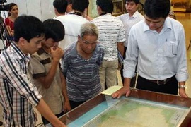 Người dân tham quan triển lãm. (Ảnh: Trần Lê Lâm/TTXVN)
