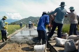 Thi công đường giao thông nông thôn. (Ảnh: Lan Phương/TTXVN