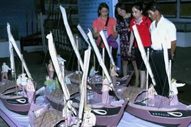 Trưng bày hiện vật về lễ khao lề thế lính Hoàng Sa cho du khách tìm hiểu. (Ảnh: Anh Tuấn/TTXVN)