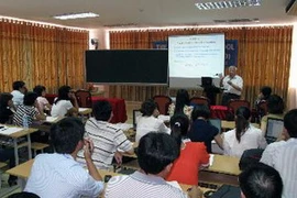 Lớp Vật lý Việt Nam lần thứ 19 trong khuôn khổ chương trình "Gặp gỡ Việt Nam". (Ảnh: Ly Kha/TTXVN)