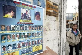 Một tấm bảng dán ảnh những kẻ trong băng nhóm buôn lậu ma túy Sinaloa bị truy nã. (Nguồn: AFP)
