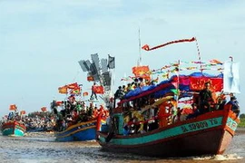 Đoàn tàu ra khơi "nghinh Ông." (Ảnh: Phan Thanh Cường/TTXVN)