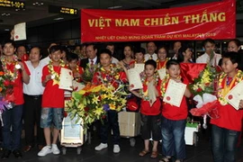 Niềm vui của các em học sinh và người nhà. (Ảnh: Quý Trung/TTXVN)