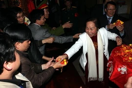 Phó Chủ tịch nước Nguyễn Thị Doan phát lương. (Ảnh: Anh Tuấn/TTXVN)