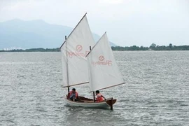 Khách du lịch tham quan hồ Ðại Lải bằng thuyền buồm. (Nguồn: Vinhphuc.gov.vn)