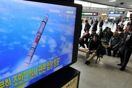 Người Hàn Quốc theo dõi thông tin về vụ phóng tên lửa của Triều Tiên ngày 13/4 tại một nhà ga ở Seoul (Nguồn: Internet)