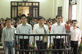 Các bị cáo tại phiên tòa. (Ảnh: Nguyễn Văn Nhật/Vietnam+)