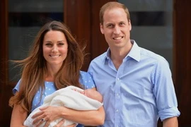 Vợ chồng Kate, William và con trai đầu lòng. (Nguồn: AFP)