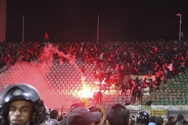 Cảnh hỗn loạn tại sân vận động ở Port Said. (Nguồn: Reuters)