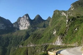 Cung đường trên đỉnh Mã Pì Lèng thuộc Công viên Địa chất toàn cầu Cao nguyên đá Đồng Văn. (Ảnh: Minh Tâm/TTXVN)