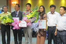 Cô Hằng và học sinh Phan Đăng Huy nhận bằng khen của Sở Giáo dục và Đào tạo Hải Phòng. (Ảnh: Minh Thu/Vietnam+)