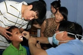 Khám và phẫu thuật miễn phí cho trẻ em hở môi và hở hàm ếch. (Ảnh: Nguyễn Thủy/TTXVN)