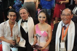 Nghệ sỹ Hoàng An và Thu Hiệp, Đoàn xiếc Thành phố Hồ Chí Minh nhận giải. (Ảnh: CTV)