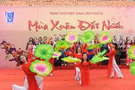 Hội viên Câu lạc bộ thơ "Đi cùng năm tháng" trình bày tác phẩm “Lời thơ dâng Đảng.” (Ảnh: Minh Đức/TTXVN)