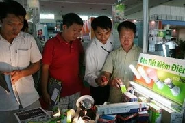 Gian hàng tại hội chợ Entech Hanoi 2012. (Ảnh: Ngọc Hà/TTXVN)