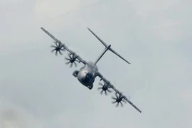 Chiếc máy bay vận tải quân sự A400M bay trình diễn tại sân bay Le Bourget, gần Paris. (Nguồn: AFP)