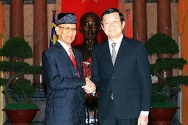 Chủ tịch nước Trương Tấn Sang đón Quốc vương Malaysia Abdul Halim Mu’adzam Shah. (Ảnh: Nguyễn Khang/TTXVN)