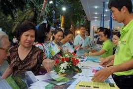 Người dân tìm hiểu các tour du lịch. (Ảnh: Phương Vy/TTXVN)