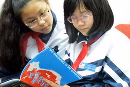 Các em học sinh Hà Nội hào hứng với cuốn sách ảnh về Trường Sa, Hoàng Sa. (Ảnh: Bích Ngọc/TTXVN)