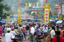 Du khách tại lễ hội Vía Bà Chúa Xứ Núi Sam. (Nguồn: Internet)