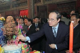 Phó Thủ tướng dâng hương tại Khu di tích Lăng và Đền thờ Kinh Dương Vương. (Ảnh: An Đăng/TTXVN)