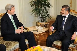 Ngoại trưởng Mỹ John Kerry gặp Tổng thống Ai Cập Mohamed Morsi. (Nguồn: Xinhua)