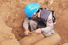 Xử lý bom còn sót lại sau chiến tranh. (Ảnh: Hồ Cầu/TTXVN)