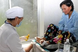 Chăm sóc bệnh nhân phong. (Ảnh: Hữu Oai/TTXVN)