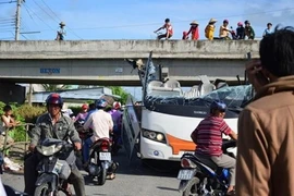 Xe chở bêtông va vào dầm cầu, bêtông sập, phụ xe chết thảm