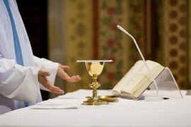 Italy: Một linh mục rời bỏ nhà thờ để theo đuổi tình yêu