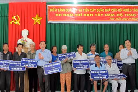 Ban Chỉ đạo Tây Nam bộ tặng nhà, quà tết cho bà con nghèo Sóc Trăng