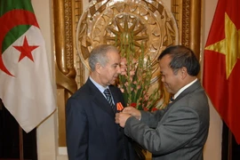 Trao Huân chương Hữu nghị tặng Đại sứ Algeria tại Việt Nam