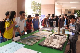 TP.HCM: Sôi nổi ngày hội tư vấn tuyển sinh hướng nghiệp 2015