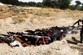 Lộ loạt ảnh phiến quân IS hành quyết tám công dân Iraq