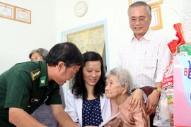 Xây dựng chế độ đối với người Việt có công định cư tại Lào