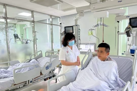 Bác sỹ thăm khám cho bệnh nhân. (Ảnh: PV/Vietnam+)