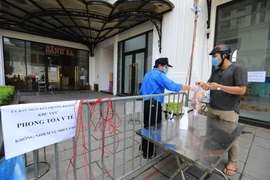 Hà Nội phong tỏa chung cư HH02A Ecolake View ở quận Hoàng Mai. (Ảnh: Thành Đạt/TTXVN)