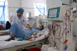 Bác sỹ thăm khám sức khỏe bệnh nhân chạy thận nhân tạo. (Ảnh: Nguyễn Thành/TTXVN)
