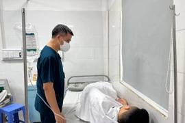 Một học sinh ngộ độc thuốc lá thế hệ mới điều trị tại Bệnh viện Bạch Mai. (Ảnh: T.G/Vietnam+)