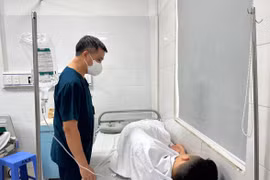 Một học sinh ngộ độc thuốc lá thế hệ mới điều trị tại Bệnh viện Bạch Mai. (Ảnh: T.G/Vietnam+)