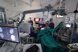 Các bác sỹ thực hiện một ca phẫu thuật thần kinh bằng công nghệ hiện đại cho bệnh nhân. (Ảnh: PV/Vietnam+)