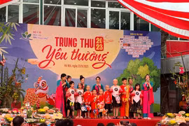 Các bệnh nhi mắc ung thư biểu diễn tiết mục văn nghệ tại Chương trình. (Ảnh: T.G/Vietnam+)
