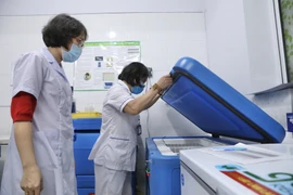 Kho bảo quản vaccine tại quận Hai Bà Trưng đảm bảo an toàn, sẵn sàng cho quy trình tiêm chủng. (Ảnh: Minh Quyết/TTXVN)