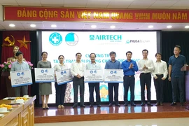 Hội Thầy thuốc trẻ Việt Nam trao tặng trạng thiết bị cho đại diện các bệnh viện (Ảnh: T.G/Vietnam+)