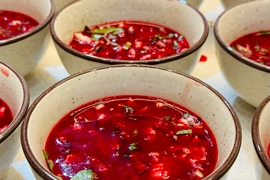 Nhiều người mắc sán dây do có thói quen ăn gỏi cá, tiết canh và nem sống. (Ảnh: PV/Vietnam+)