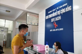 Hỗ trợ chăm sóc y tế cho người có HIV. (ảnh: T.G/Vietnam+)