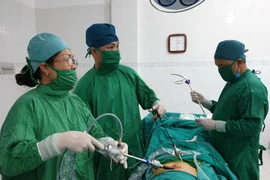 Bác sỹ trẻ Bàn Văn Chiến phẫu thuật nội soi cho một bệnh nhân. (Ảnh: PV/Vietnam+)